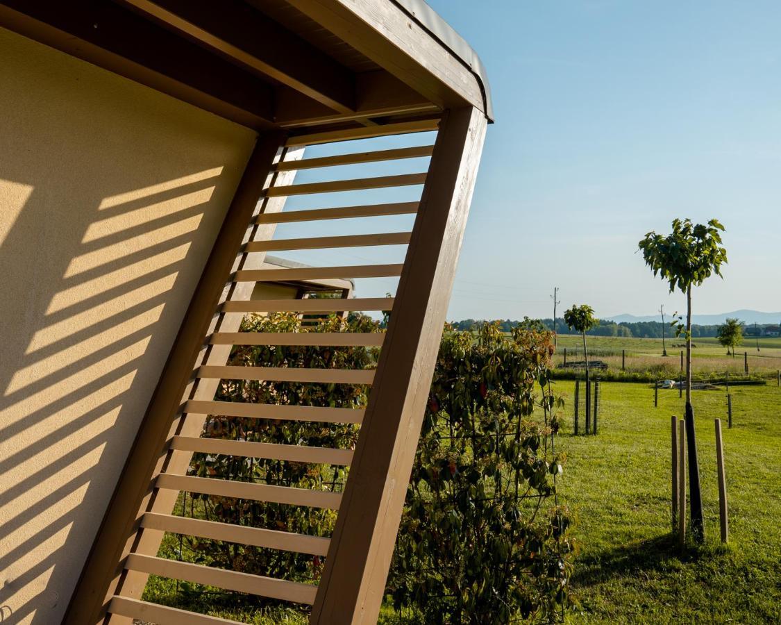 Fortun Estate - Apartmaji Ob Reki Kolpi Metlika Exteriör bild