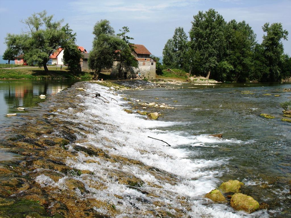 Fortun Estate - Apartmaji Ob Reki Kolpi Metlika Rum bild