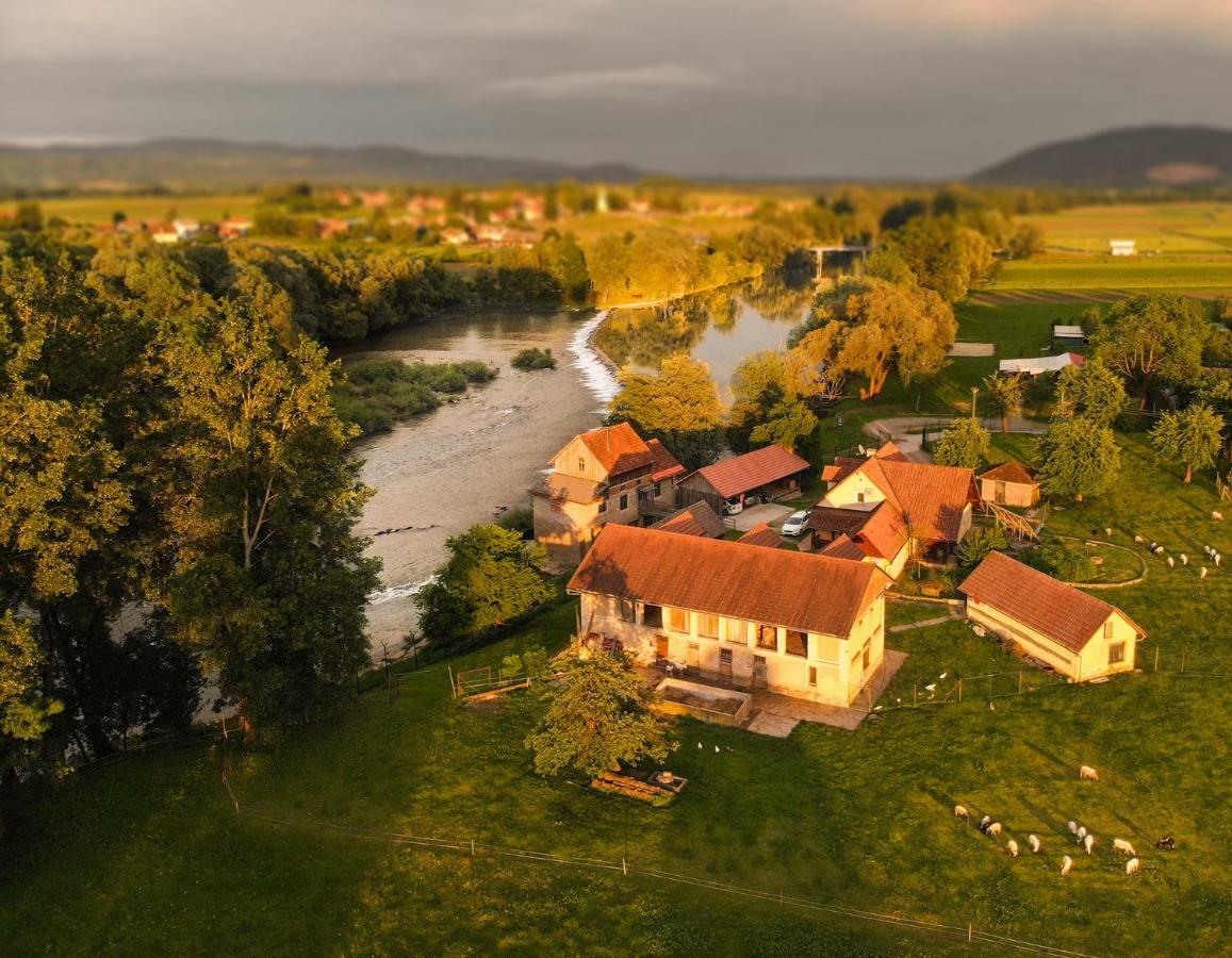 Fortun Estate - Apartmaji Ob Reki Kolpi Metlika Exteriör bild